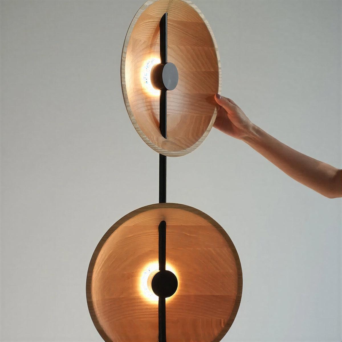 Lampada da terra contemporanea in ferro e legno con doppio disco scultoreo