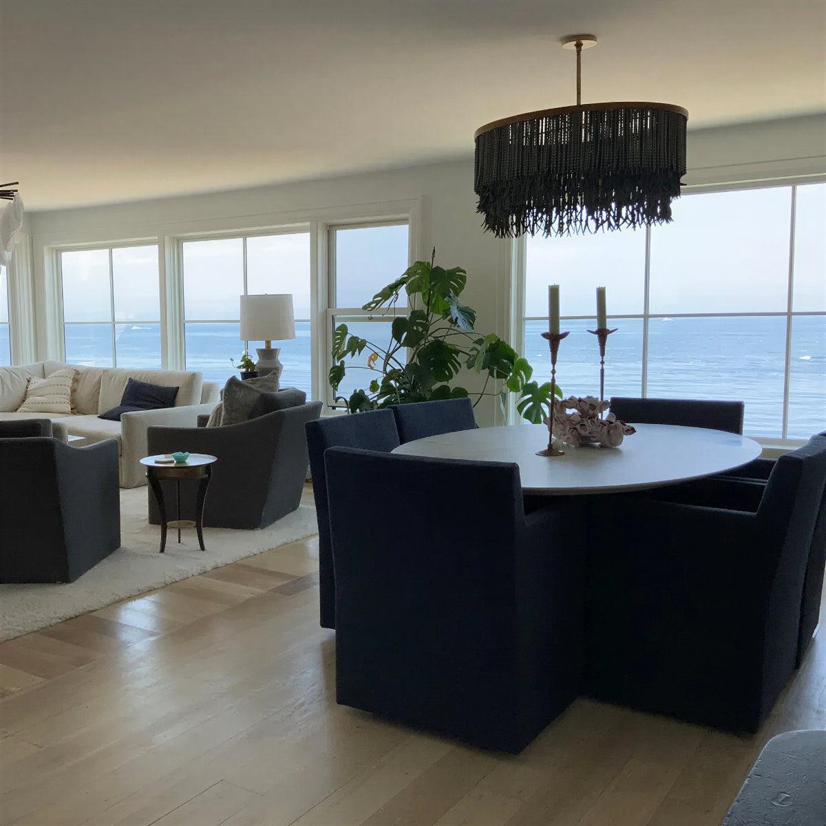 Lampadario boho in perle di legno con paralume a tamburo