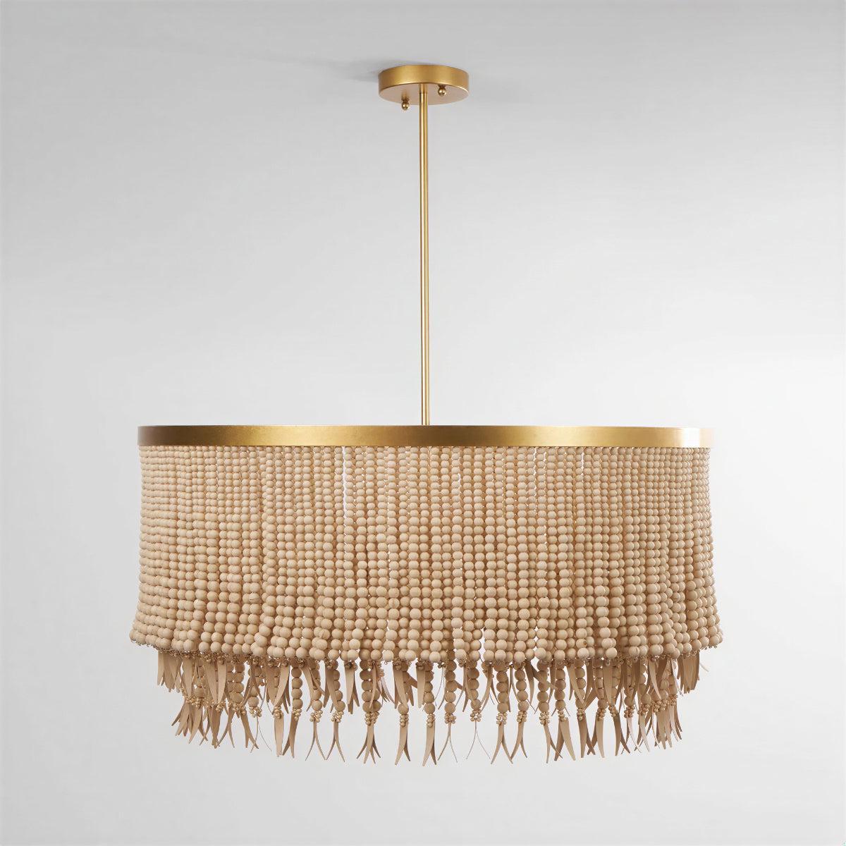 Lampadario boho in perle di legno con paralume a tamburo