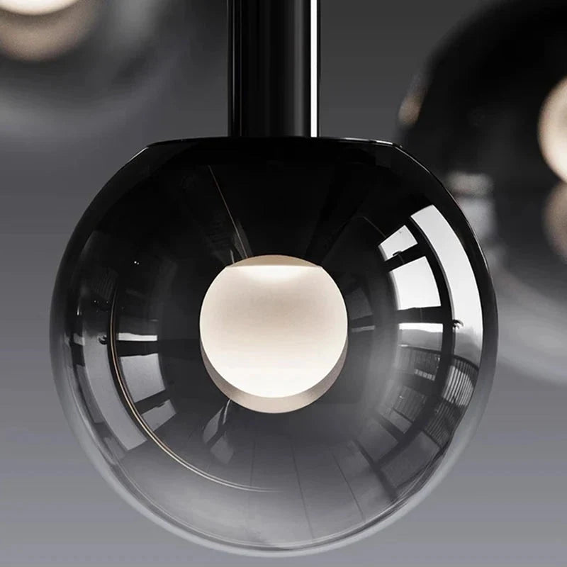 Lampadario Cleo per scale con sfere in vetro sfumato e telecomando