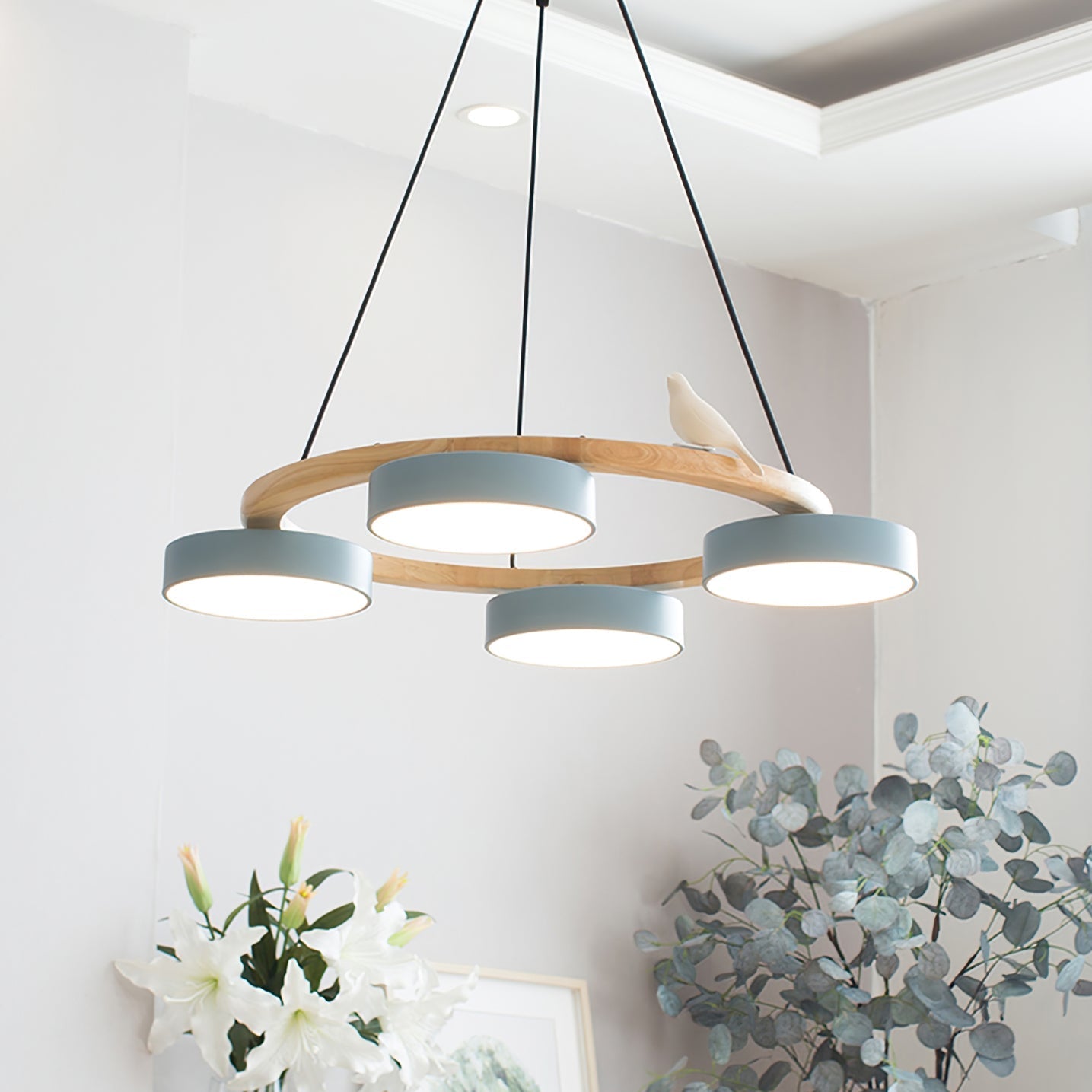 Lampadario LED nordico con anello in legno, paralumi cilindrici multicolore e decoro a uccellino