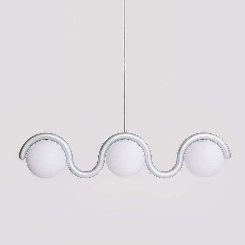 Lampadario lineare ondulato con globi in vetro bianco, design curvo