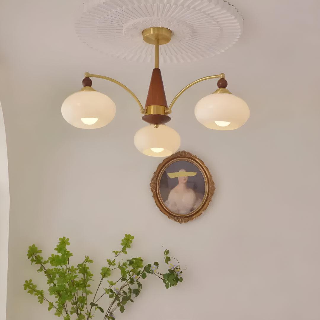 Lampadario mid century in ottone con paralumi in vetro per sala da pranzo
