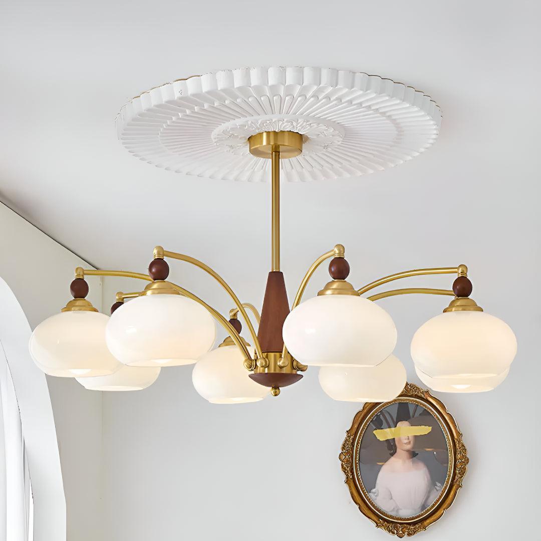 Lampadario mid century in ottone con paralumi in vetro per sala da pranzo