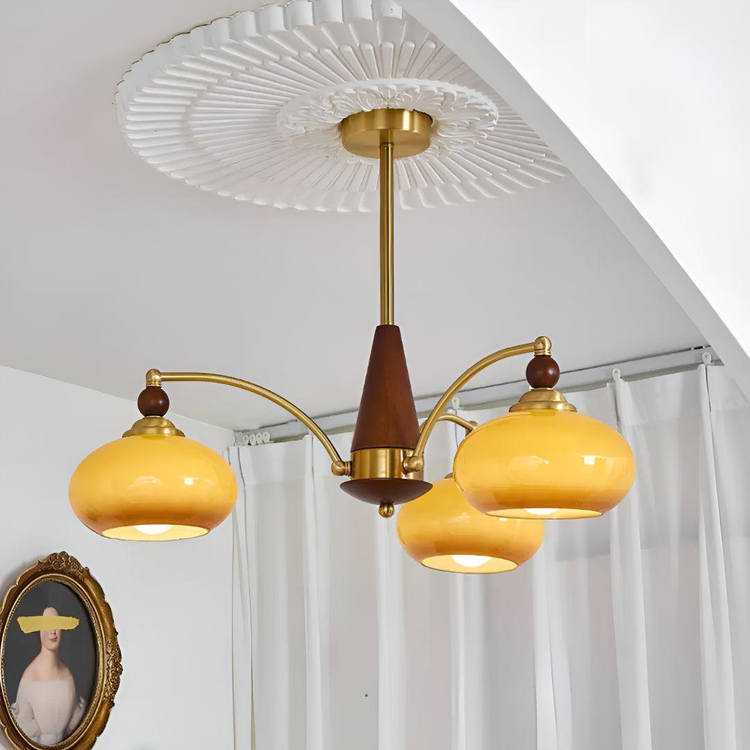 Lampadario mid century in ottone con paralumi in vetro per sala da pranzo