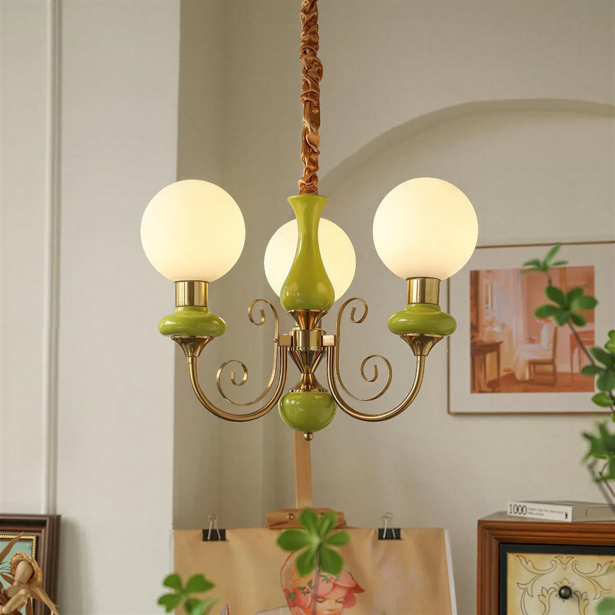 Lampadario moderno con globi in vetro e finitura ottone