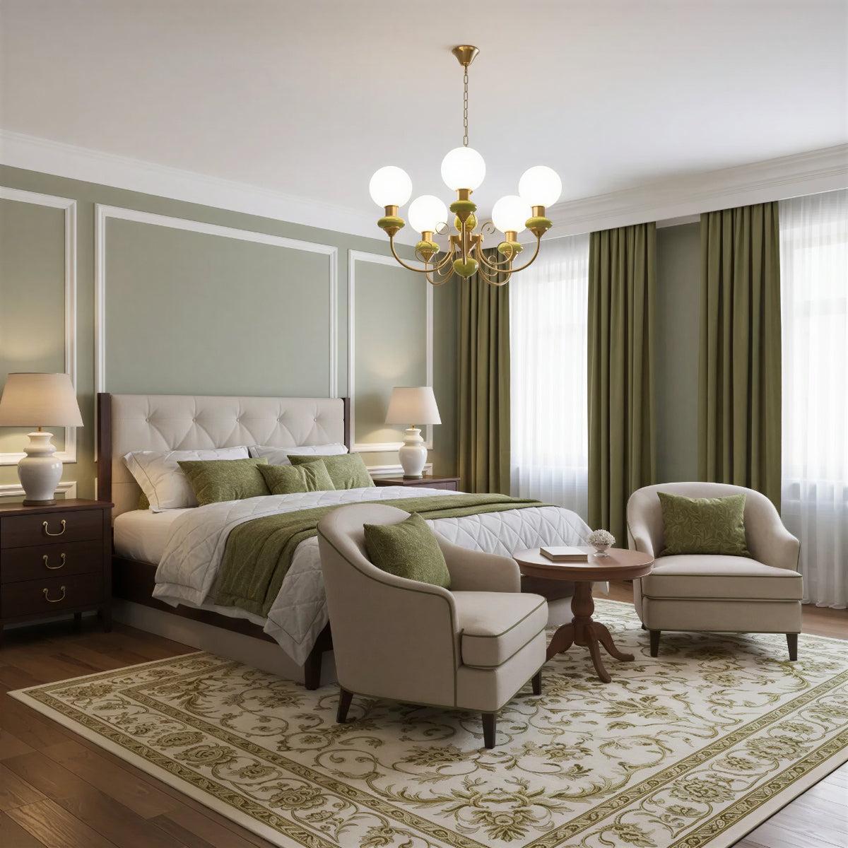 Lampadario moderno con globi in vetro e finitura ottone