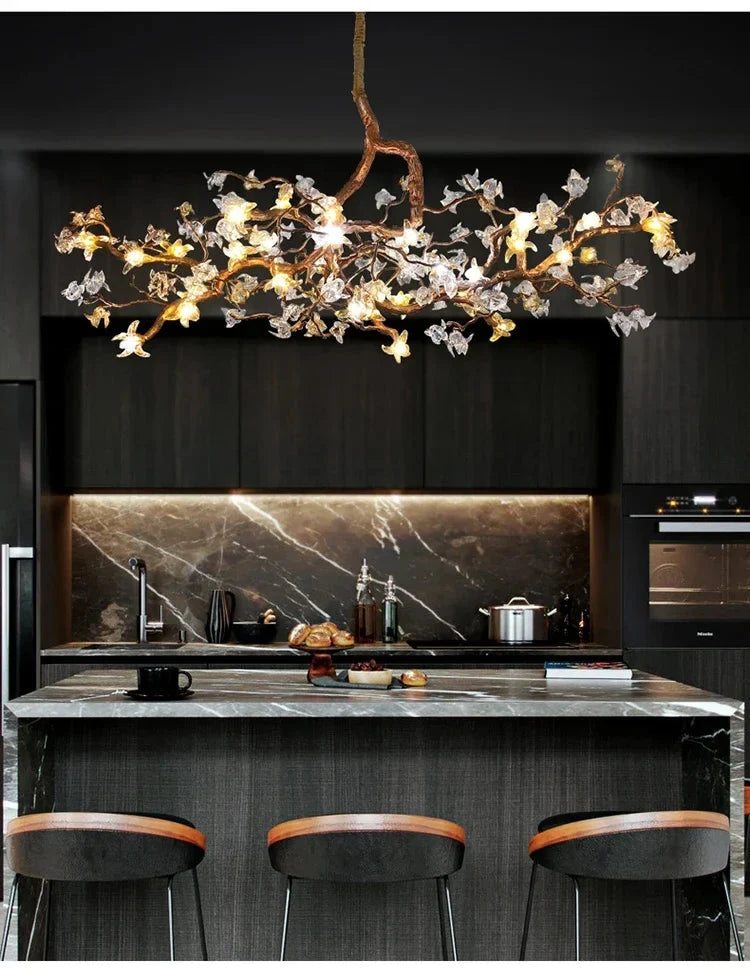 Lampadario scultoreo a rami Asut in rame con fiori in vetro