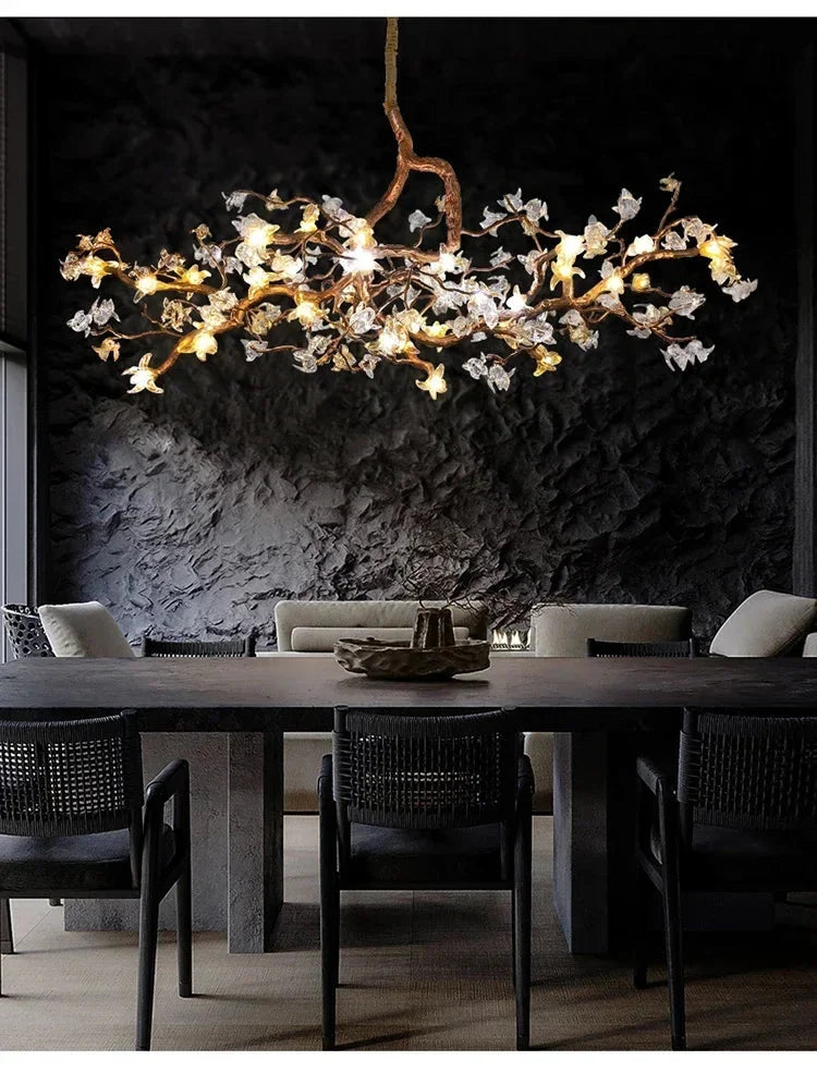 Lampadario scultoreo a rami Asut in rame con fiori in vetro
