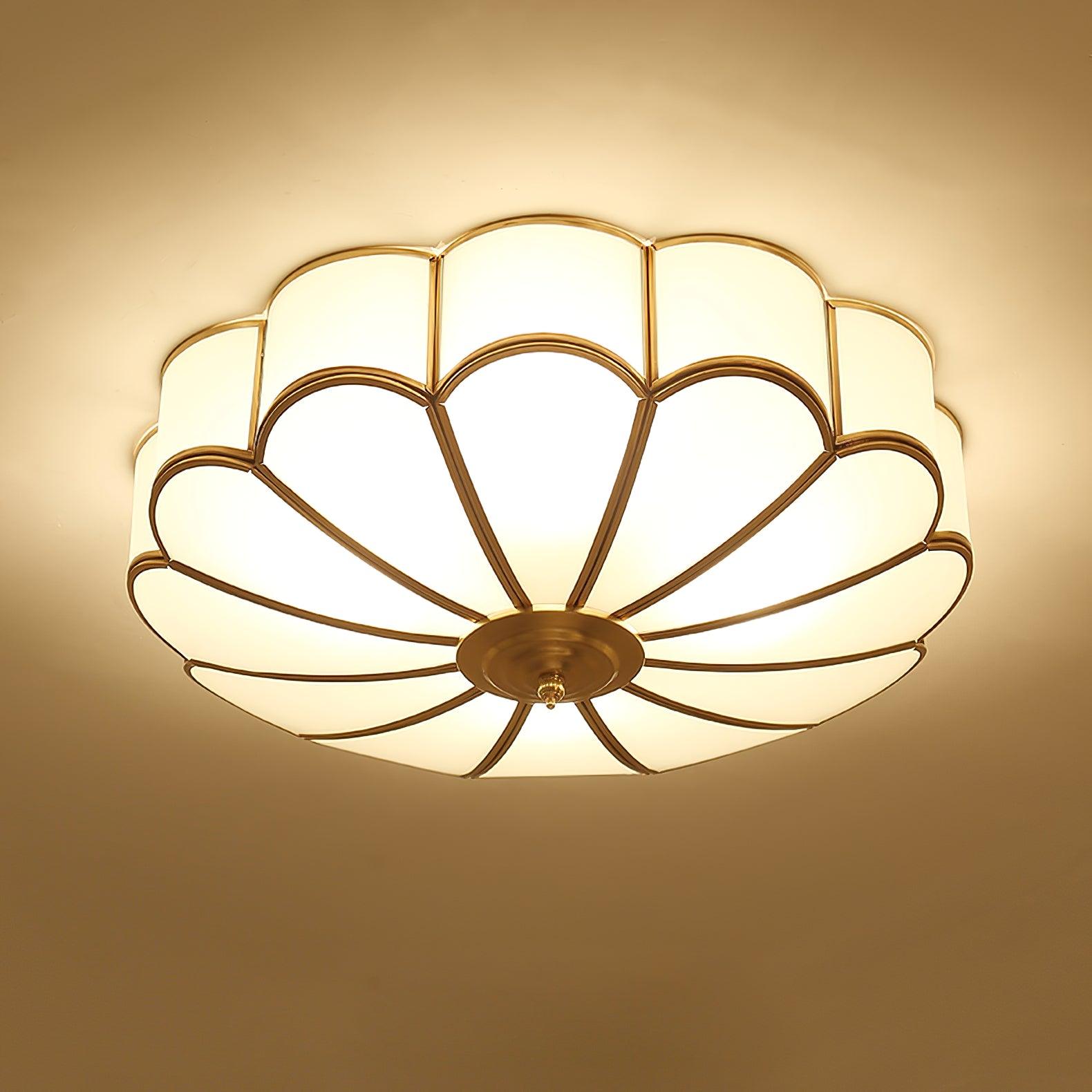 Plafoniera a soffitto a forma di fiore in ottone con vetro satinato smerlato