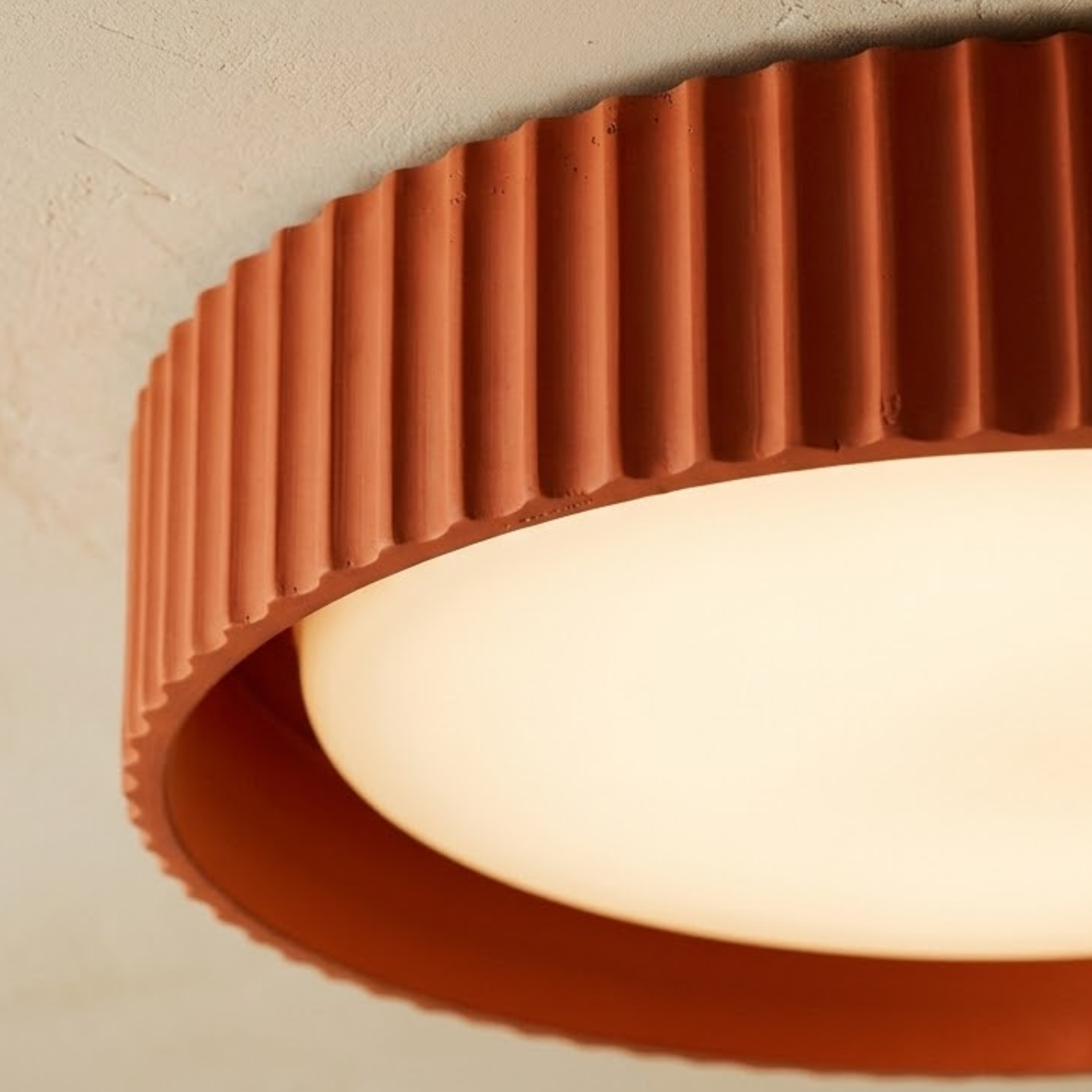 Plafoniera a soffitto rotonda in resina rigata minimalista