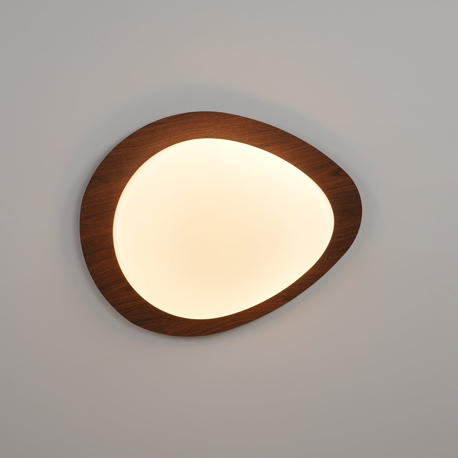 Plafoniera LED japandi a ciottolo con venatura del legno noce
