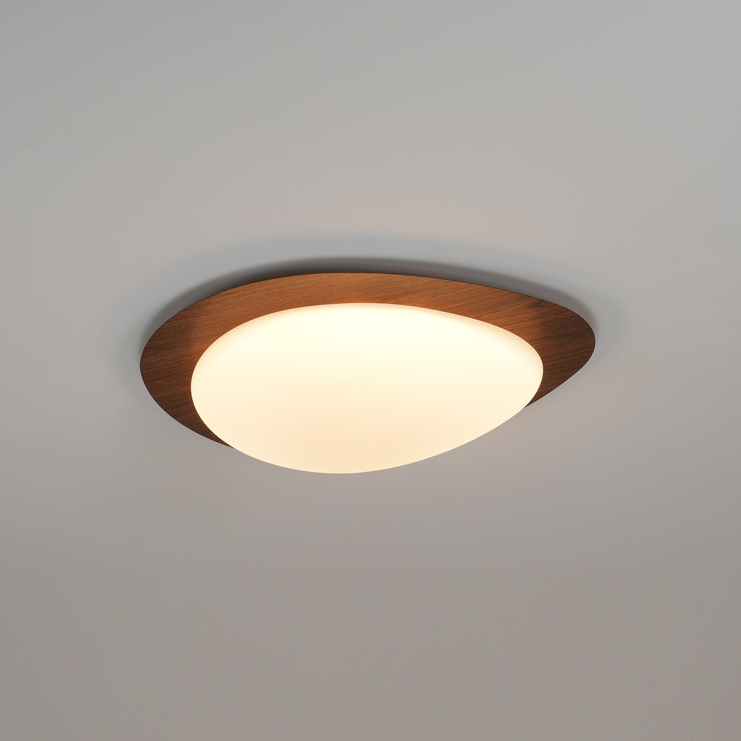 Plafoniera LED japandi a ciottolo con venatura del legno noce