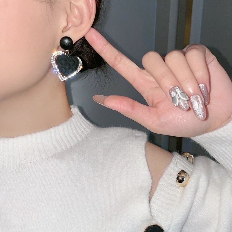 Orecchini a Cuore Nero in Oro