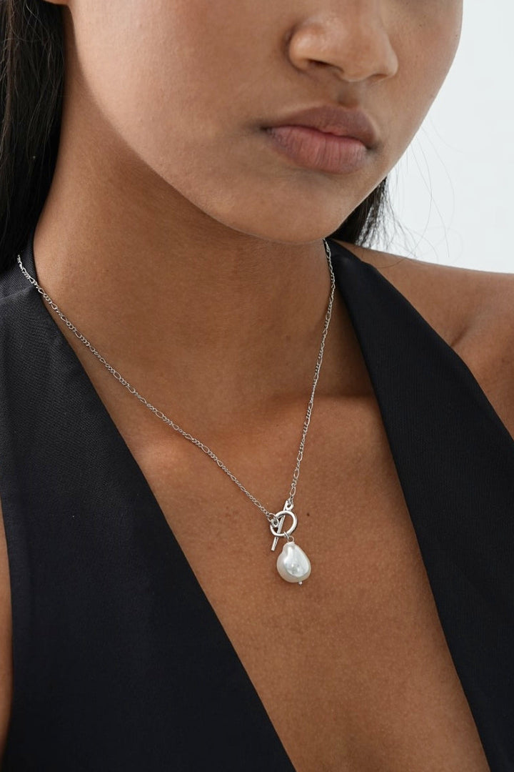 Collana Elegante con Perla Dorata