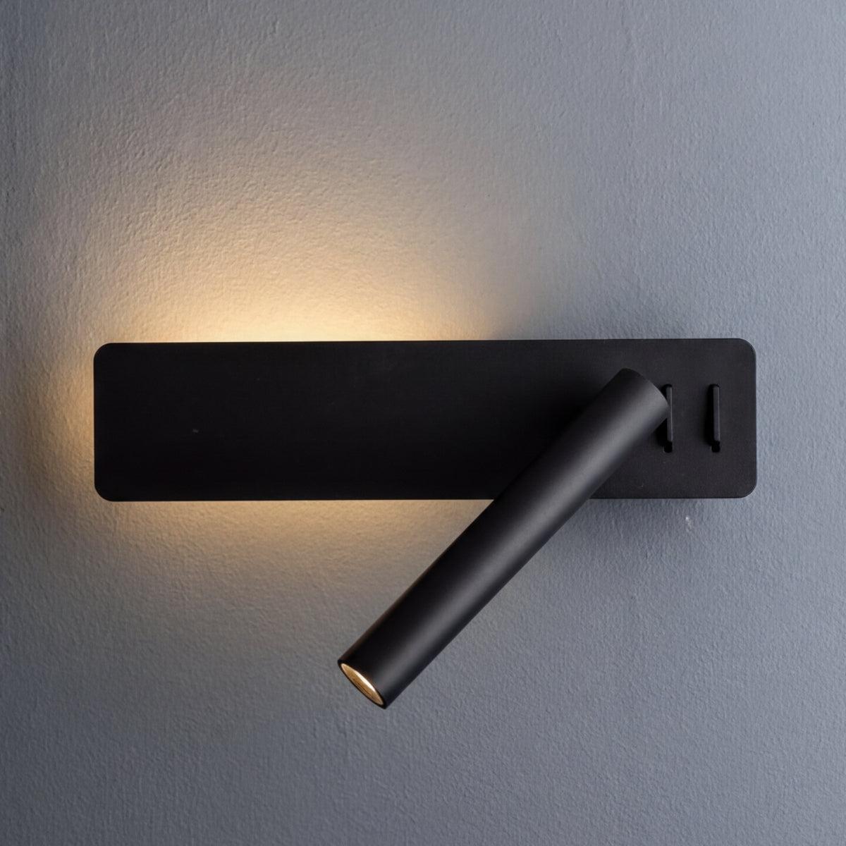 Applique da parete con braccio regolabile e fascio luminoso mirato integrato