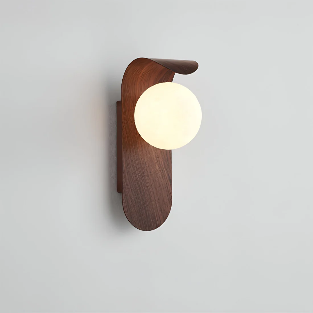 Applique japandi in legno con paralume a globo rotondo, lampada da parete LED
