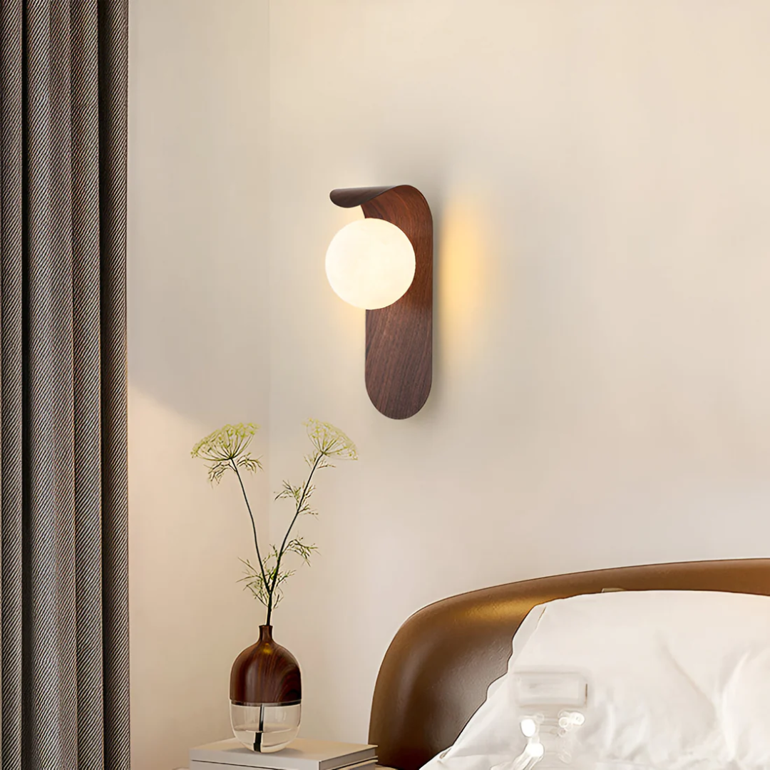 Applique japandi in legno con paralume a globo rotondo, lampada da parete LED