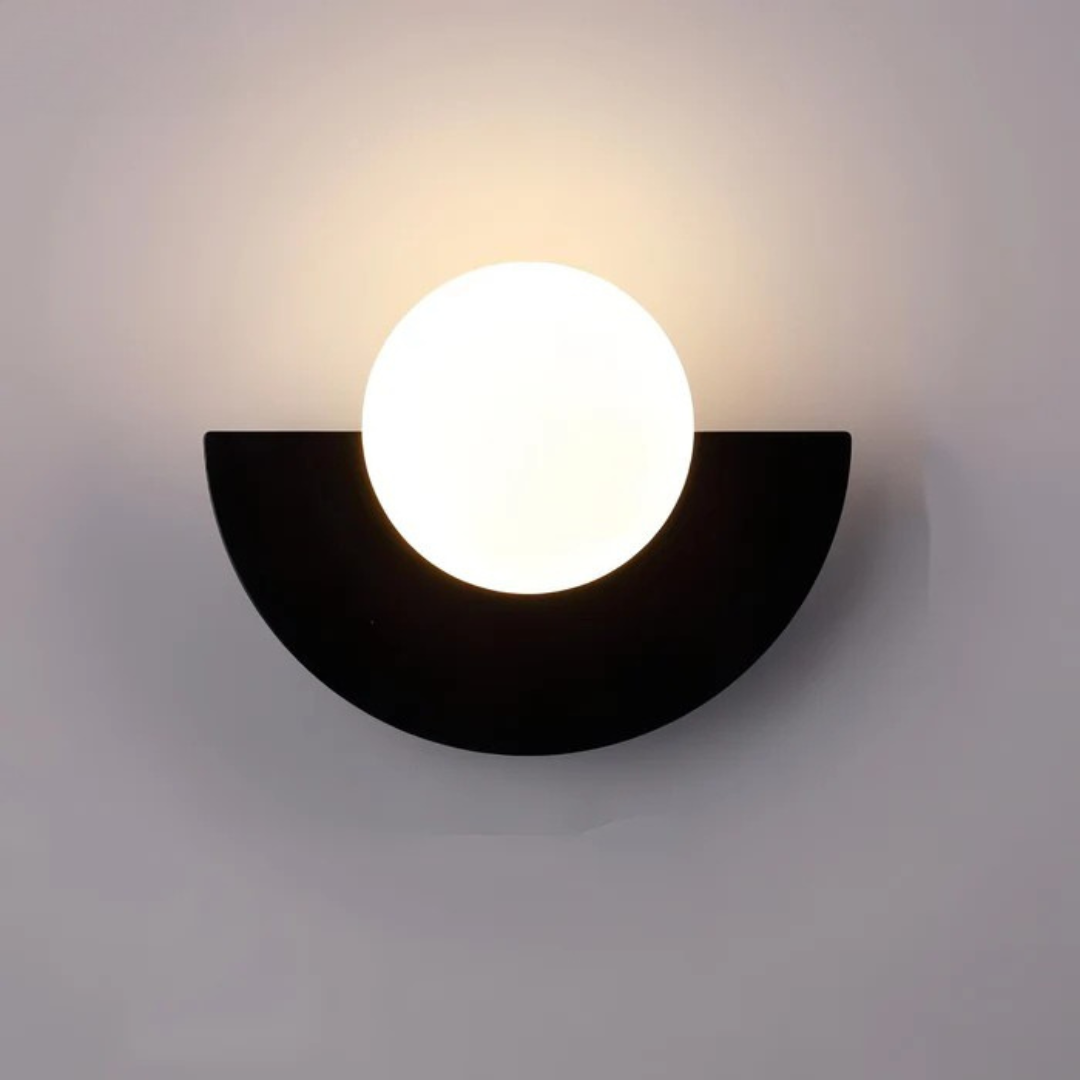 Applique LED minimalista con globo in vetro e base a mezzaluna