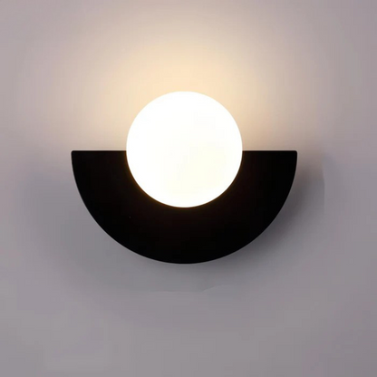Applique LED minimalista con globo in vetro e base a mezzaluna