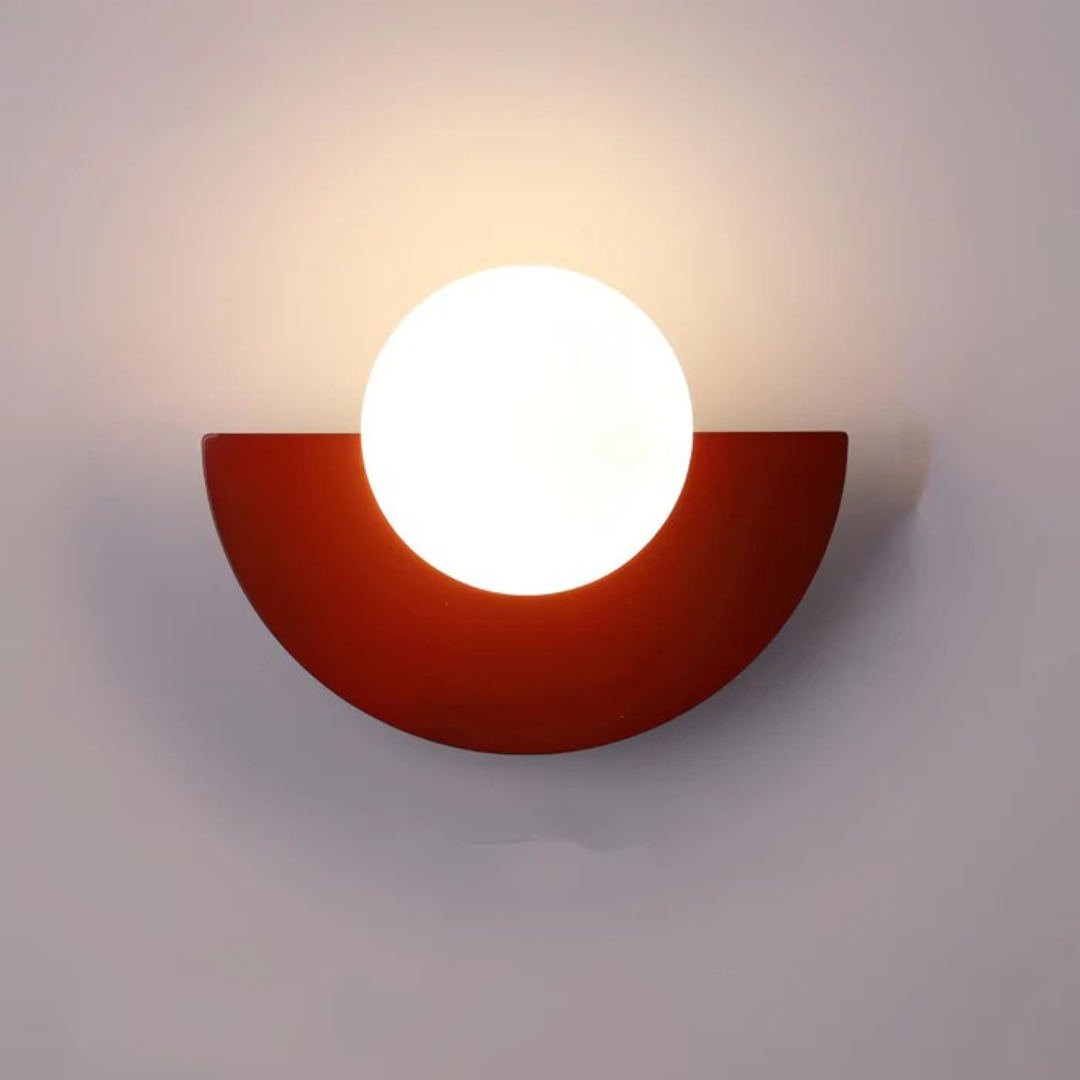 Applique LED minimalista con globo in vetro e base a mezzaluna