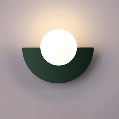 Applique LED minimalista con globo in vetro e base a mezzaluna