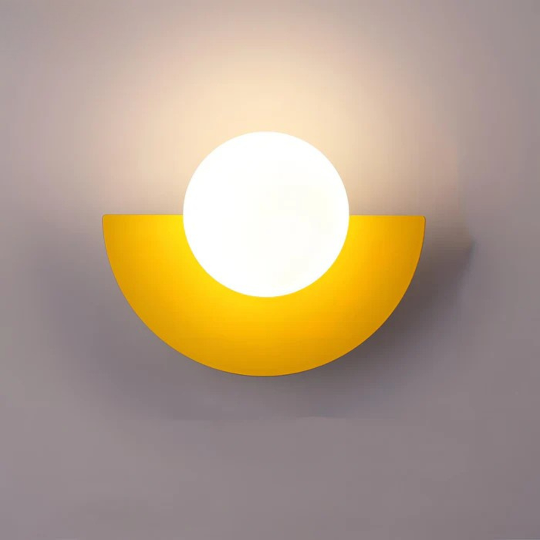 Applique LED minimalista con globo in vetro e base a mezzaluna