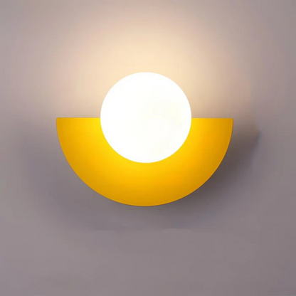 Applique LED minimalista con globo in vetro e base a mezzaluna
