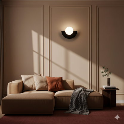 Applique LED minimalista con globo in vetro e base a mezzaluna