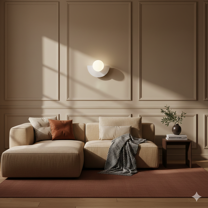 Applique LED minimalista con globo in vetro e base a mezzaluna