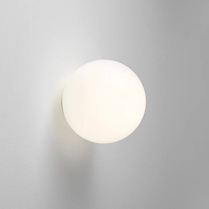 Applique LED moderna con globo in vetro satinato