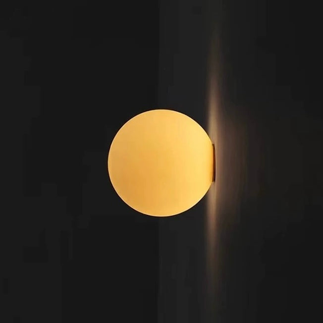 Applique LED moderna con globo in vetro satinato