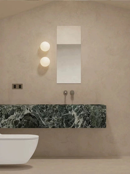 Applique LED moderna con globo in vetro satinato