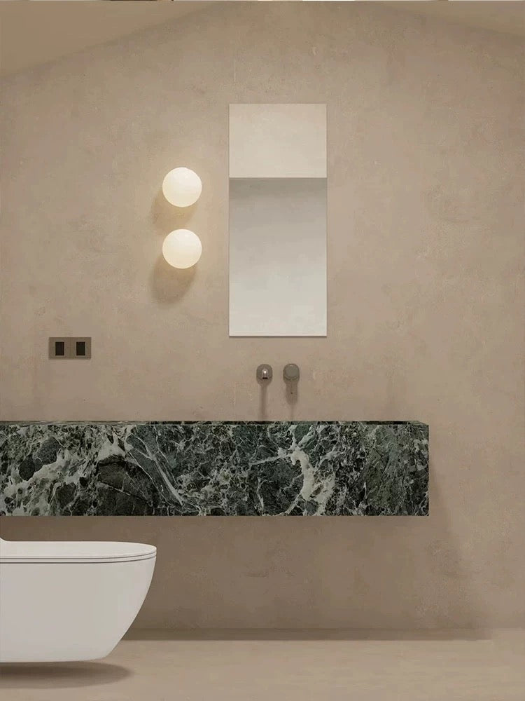 Applique LED moderna con globo in vetro satinato