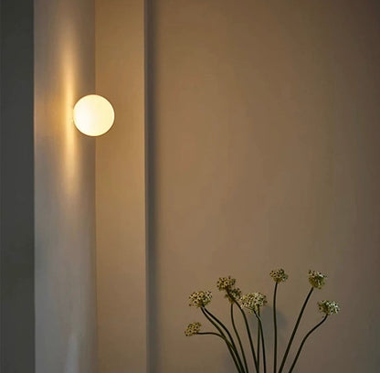 Applique LED moderna con globo in vetro satinato