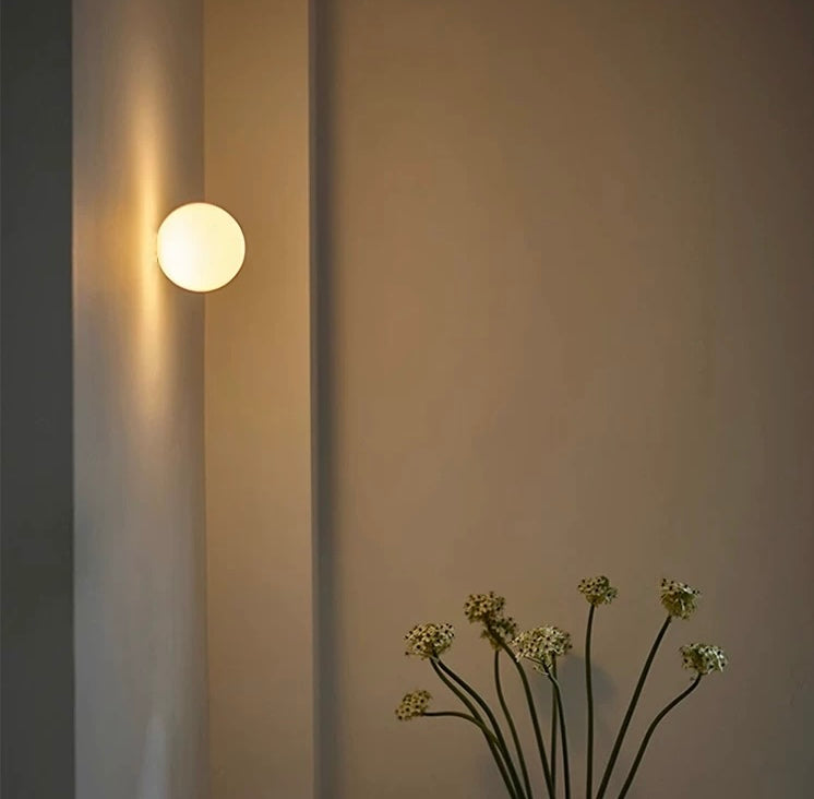 Applique LED moderna con globo in vetro satinato