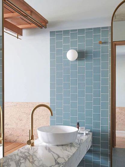 Applique LED moderna con globo in vetro satinato