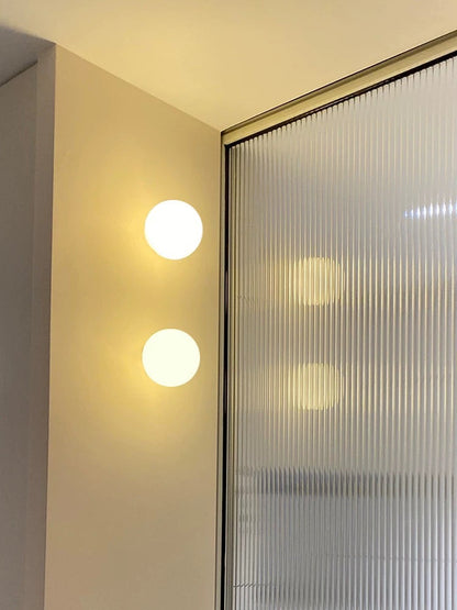 Applique LED moderna con globo in vetro satinato