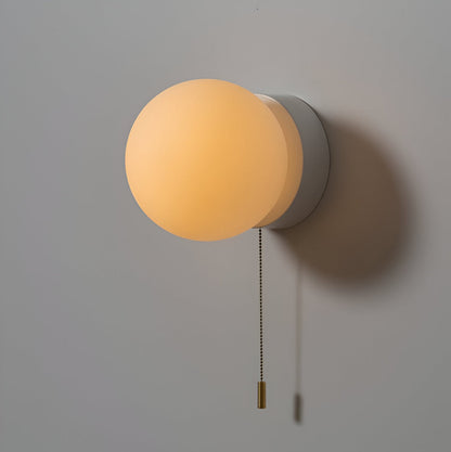 Applique LED nordica con globo in vetro satinato e cordicella