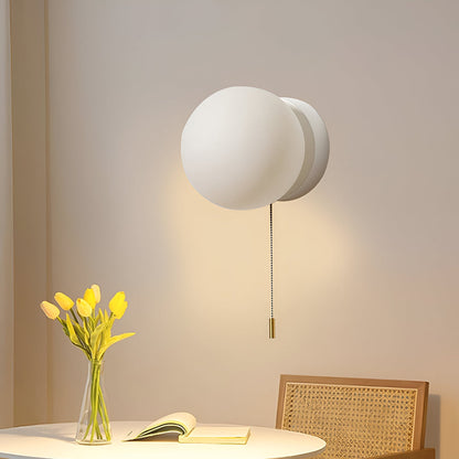 Applique LED nordica con globo in vetro satinato e cordicella