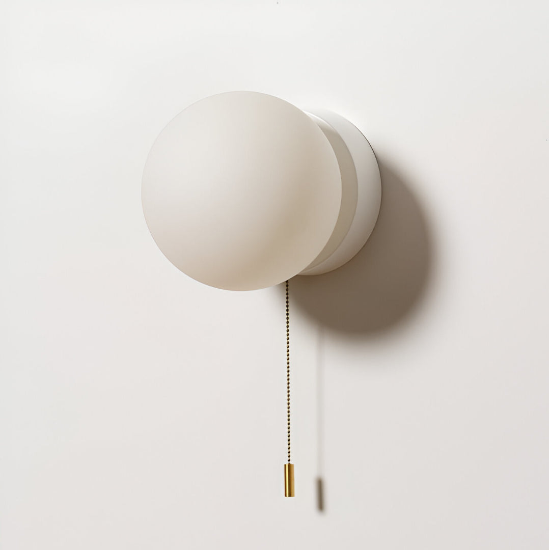 Applique LED nordica con globo in vetro satinato e cordicella