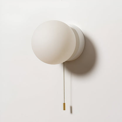 Applique LED nordica con globo in vetro satinato e cordicella