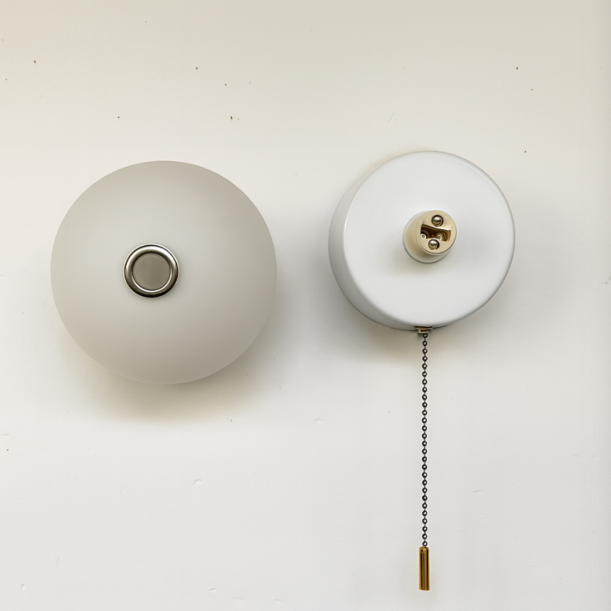 Applique LED nordica con globo in vetro satinato e cordicella