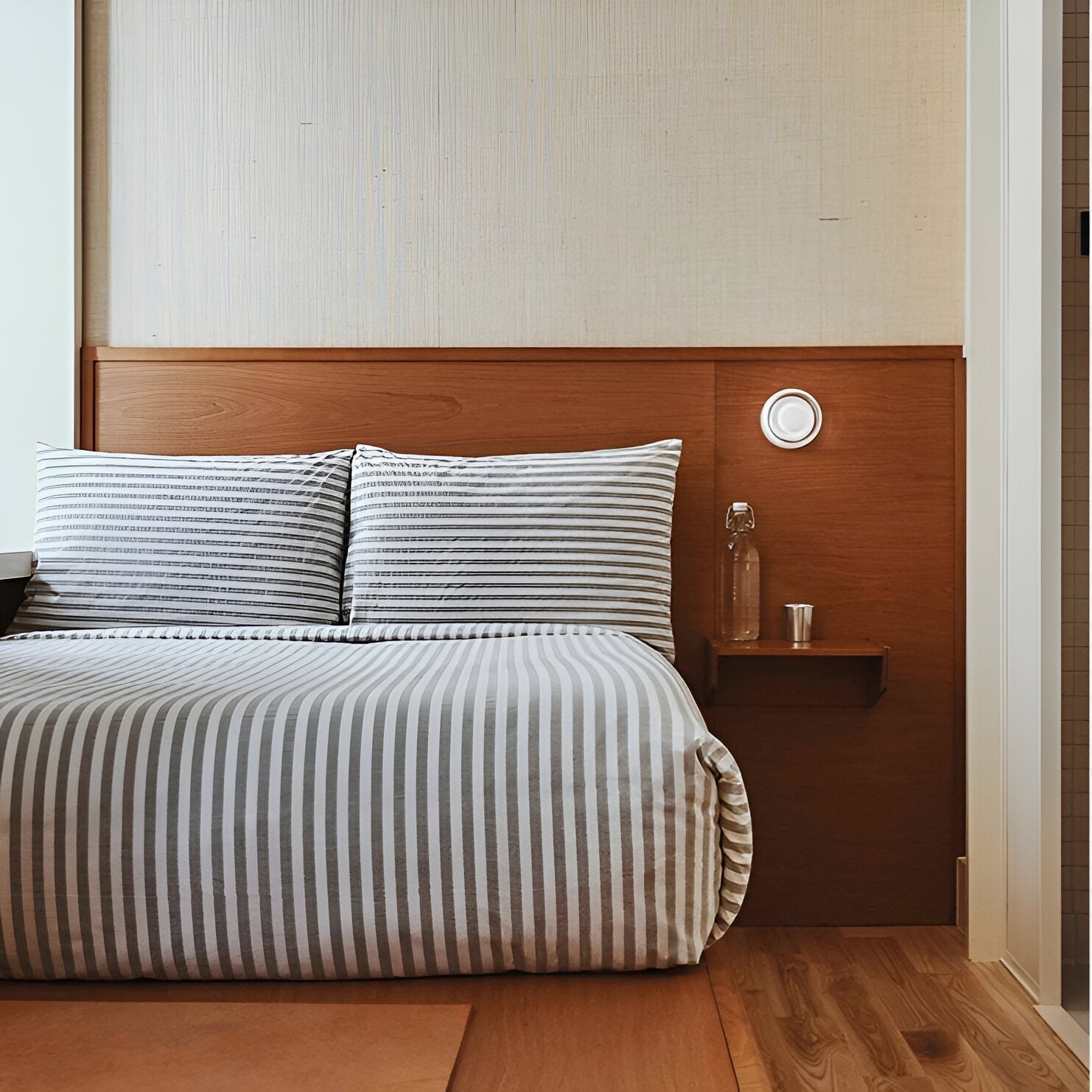 Applique LED nordica in acrilico con incavo, in ambra, grigio o bianco
