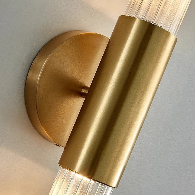Applique LED verticale nordica in vetro rigato e ottone anticato
