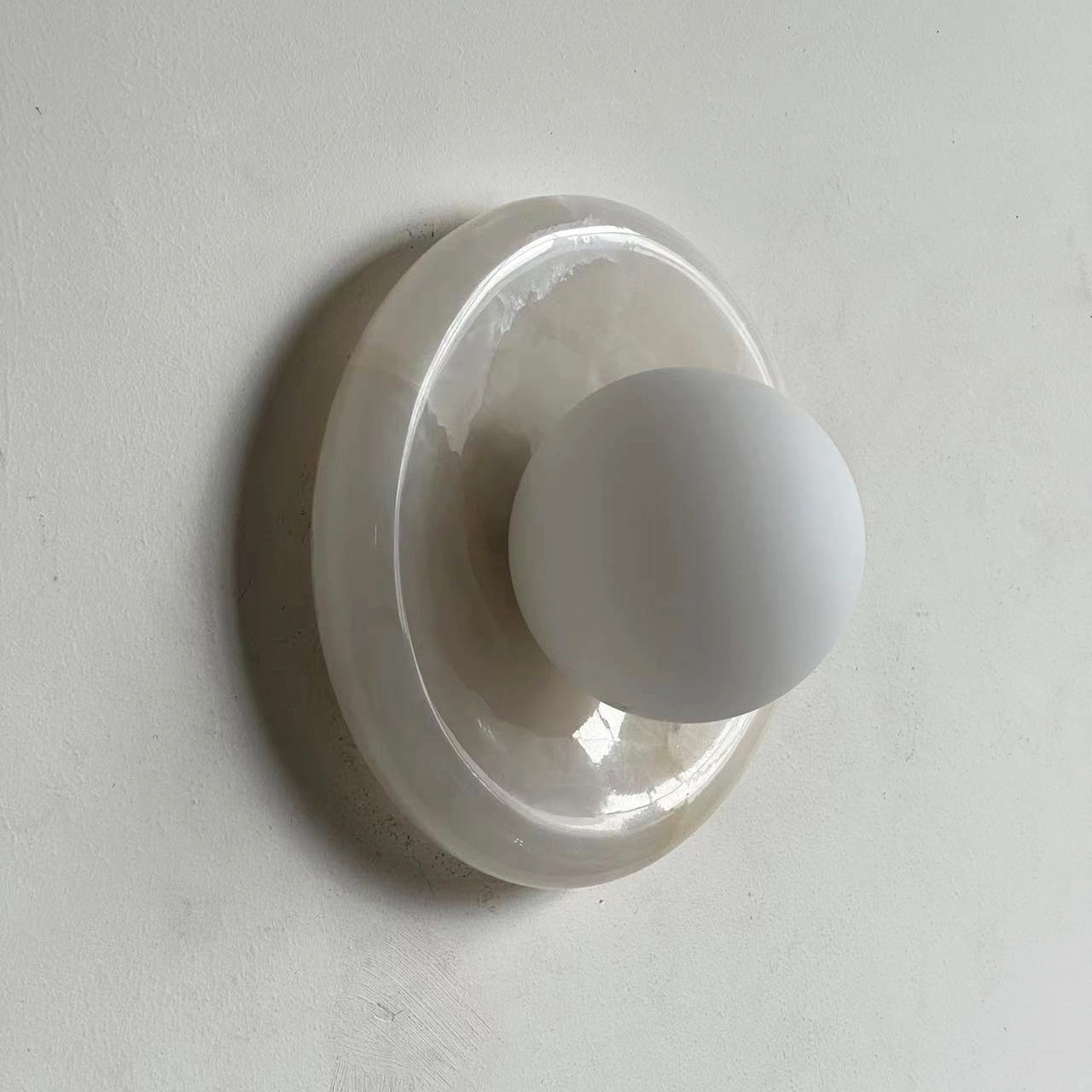 Applique tonda in marmo travertino con globo in vetro, lampada da parete per interni