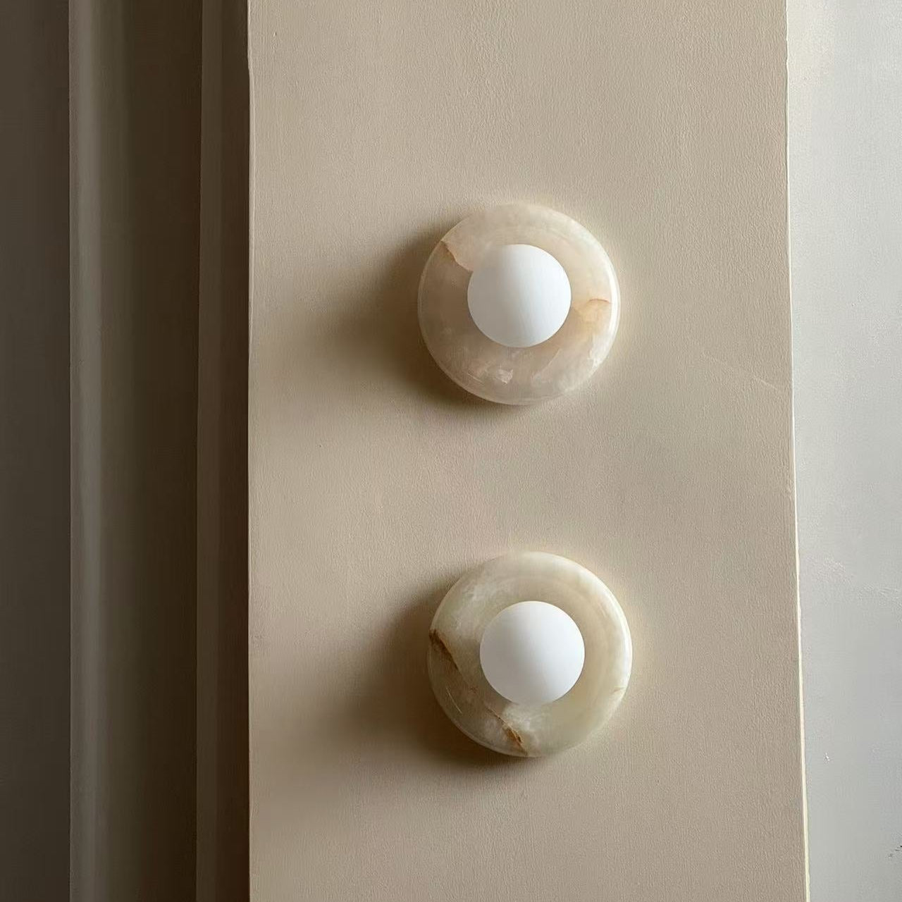 Applique tonda in marmo travertino con globo in vetro, lampada da parete per interni