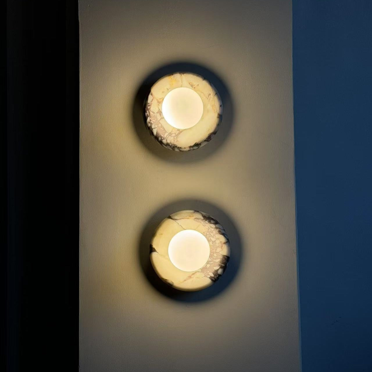 Applique tonda in marmo travertino con globo in vetro, lampada da parete per interni