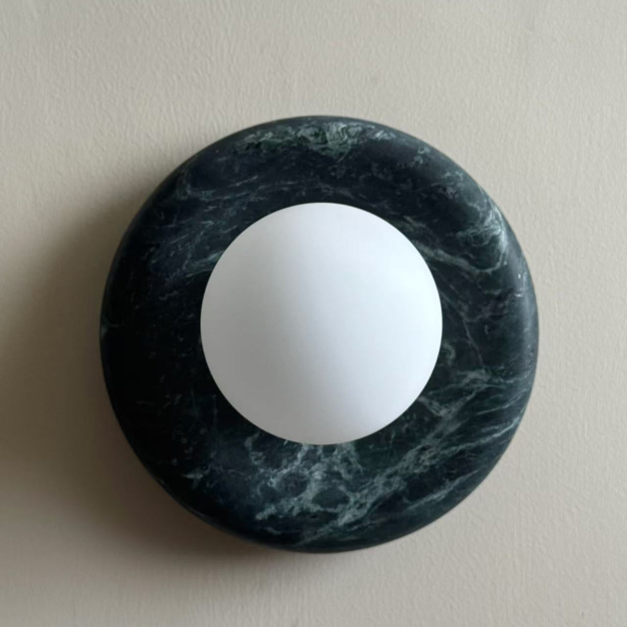 Applique tonda in marmo travertino con globo in vetro, lampada da parete per interni