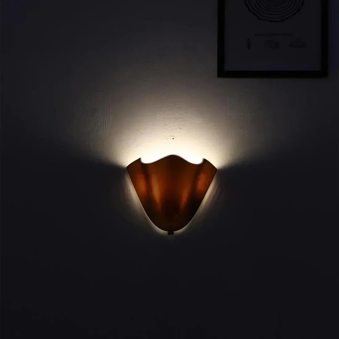 Applique vintage in vetro a conchiglia con bordo smerlato, lampada da parete E14